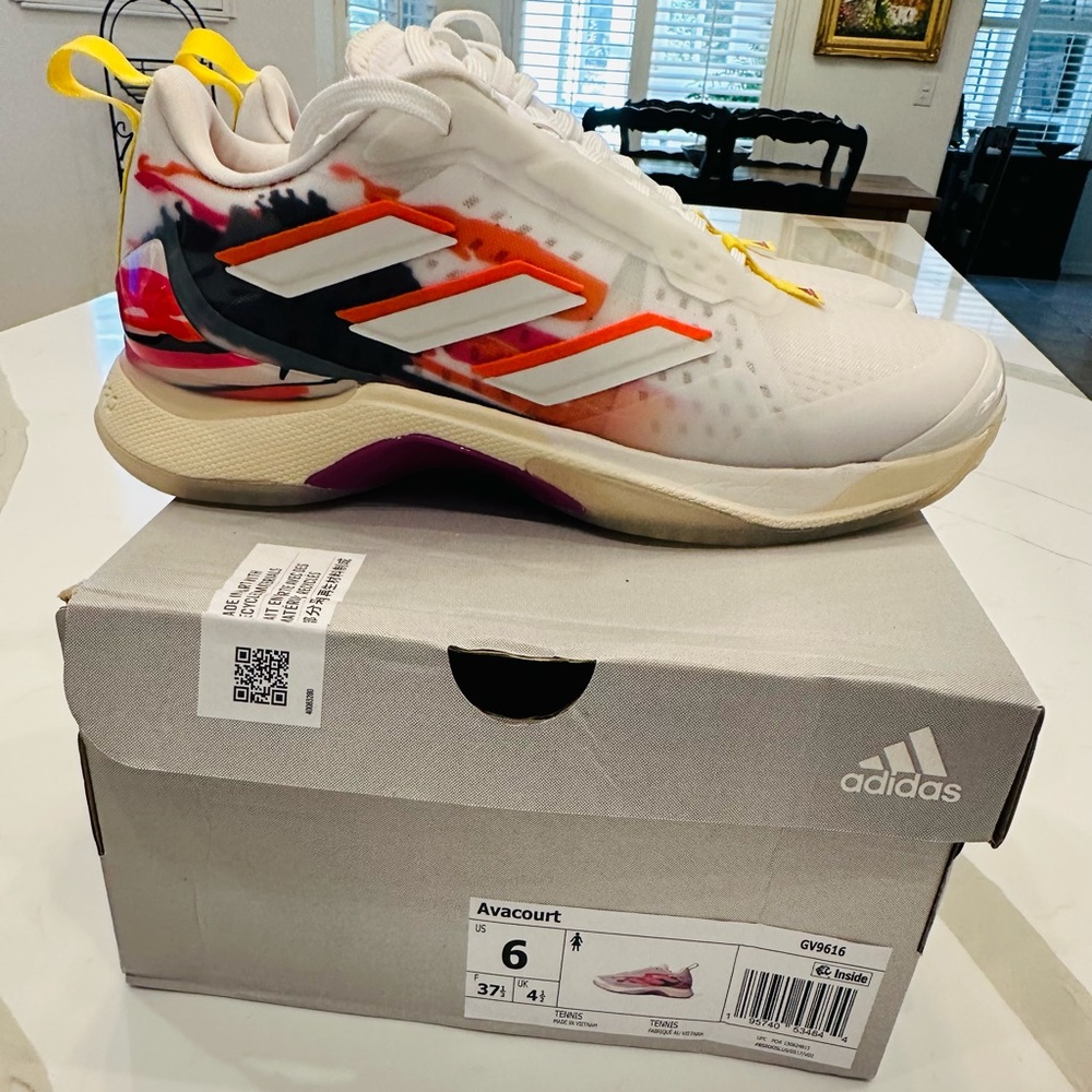 Adidas’s Avacourt women’s tennis shoes with original box. 🎾